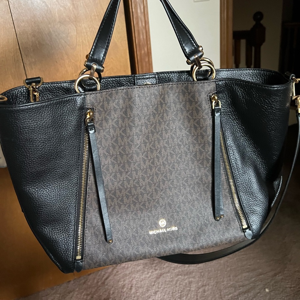 Brand new Michael Kors bag. Never used.